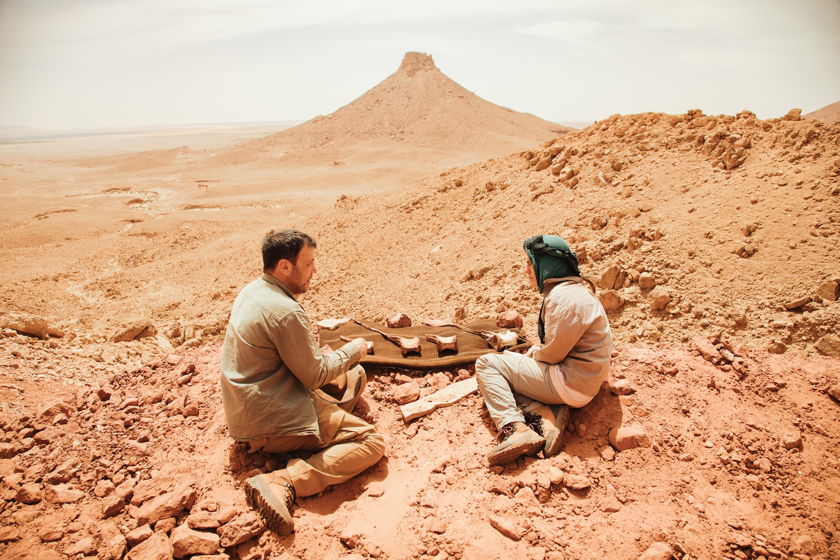 Nizar Ibrahim and Francesca Borchi looking at Spinosaurus bones in the Morrocan desert